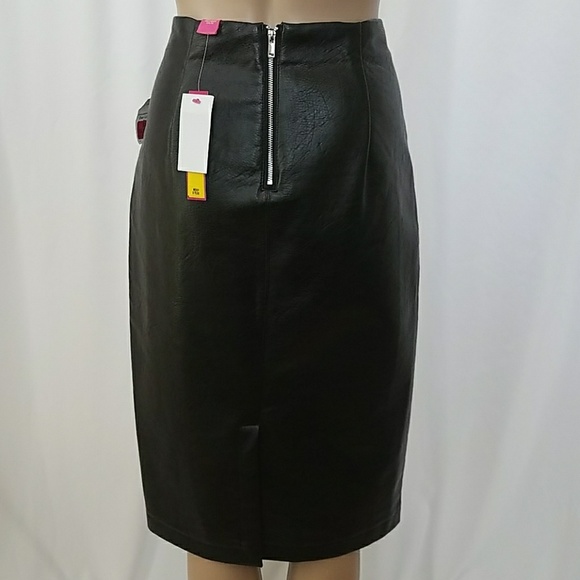 🛑SOLD🛑Faux Leather Pencil Skirt - Picture 3 of 4